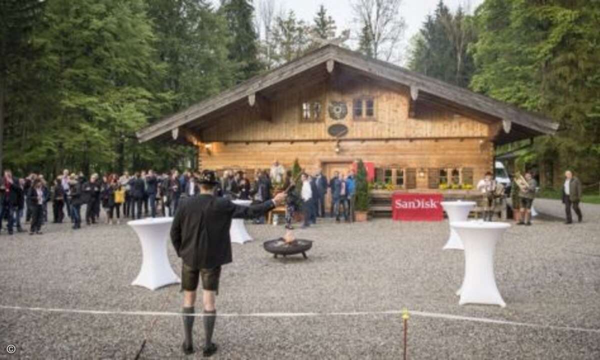 Zum Empfang mit Blasmusik und Peitschenknallen schien dann aber wieder dauerhaft die Sonne (Foto: Marcel Lämmerhirt / Sandisk)