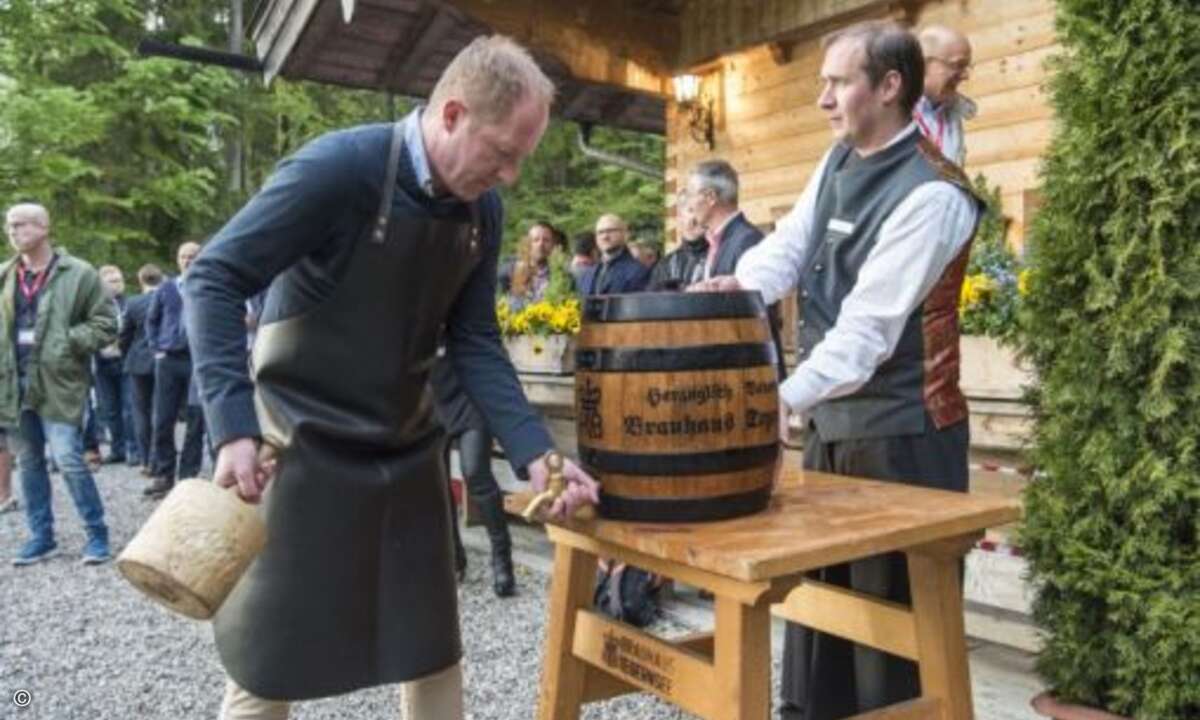 Den Anstich des Bierfasses übernahm Sascha Böhmer selbst (Foto: Marcel Lämmerhirt / Sandisk)