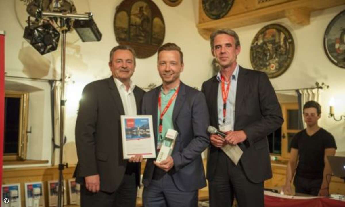 Christian Landgraf von Also (Mitte) bekommt von Herve Barcelo und Christian Velroyen (beide Sandisk) den Award für die beste Performance in den Bereichen Client und Enterprise Storage Solutions überreicht (Foto: Marcel Lämmerhirt / Sandisk)