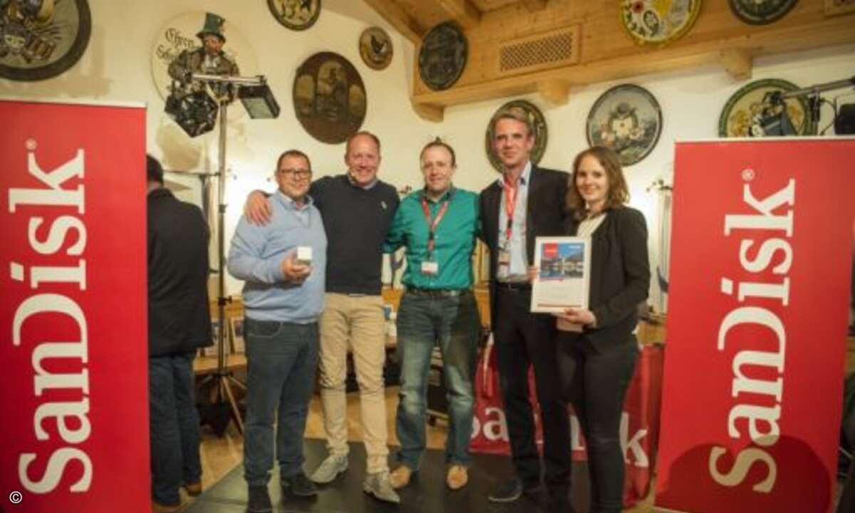Das Hama-Team Markus Kühnel (l.), Dirk Pratzka (m.) und Judith Braun (r.) mit Sascha Böhmer und Christian Velroyen von Sandisk (Foto: Marcel Lämmerhirt / Sandisk)