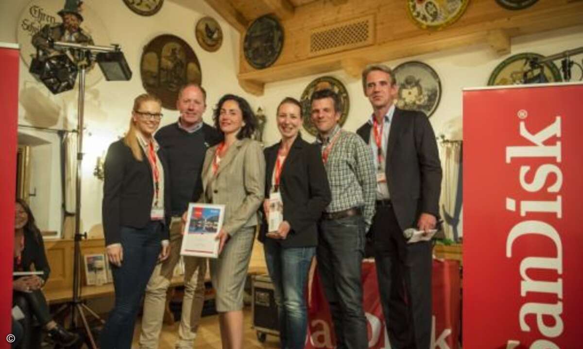 Viel los auf der Bühne: Barbara Vanicky, Sumru Gerken, Heike Maier und Stefan Schönenberg von Ingram Micro holen sich ihre Auszeichnung bei Sascha Böhmer und Christian Velroyen ab (Foto: Marcel Lämmerhirt / Sandisk)