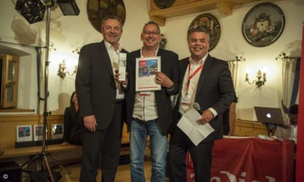 Dieter Eck von Pyramid Computer strahlt mit Herve Barcelo und Jan Christiansen um die Wette (Foto: Marcel Lämmerhirt / Sandisk)