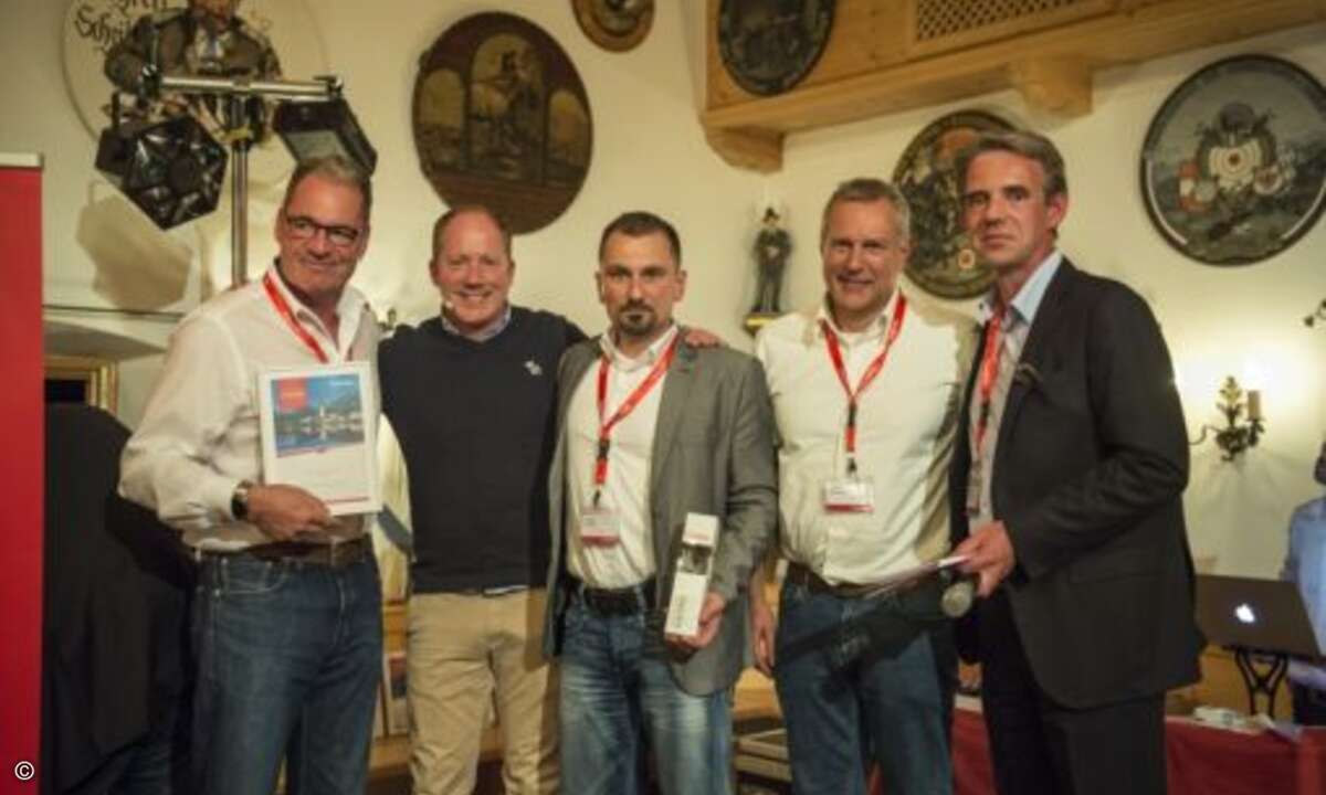 Das Team von UFP Deutschland (Martin Ziegler, Jörg Reimann und Karsten Klopsch) mit seiner Auszeichnung (Foto: Marcel Lämmerhirt / Sandisk)