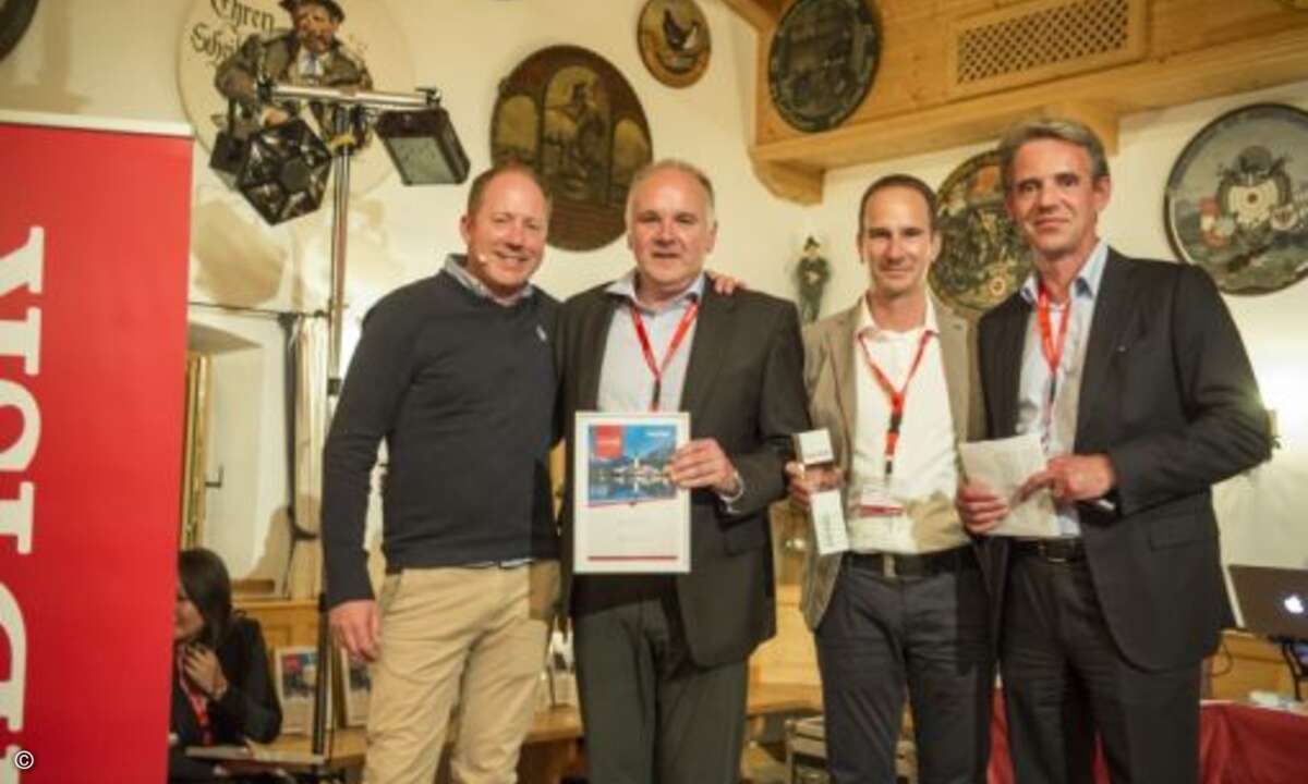 Michael Puls und Karsten Niedringhaus von Memory World durften gleich zweimal auf die Bühne und einen Award entgegennehmen (Foto: Marcel Lämmerhirt / Sandisk)