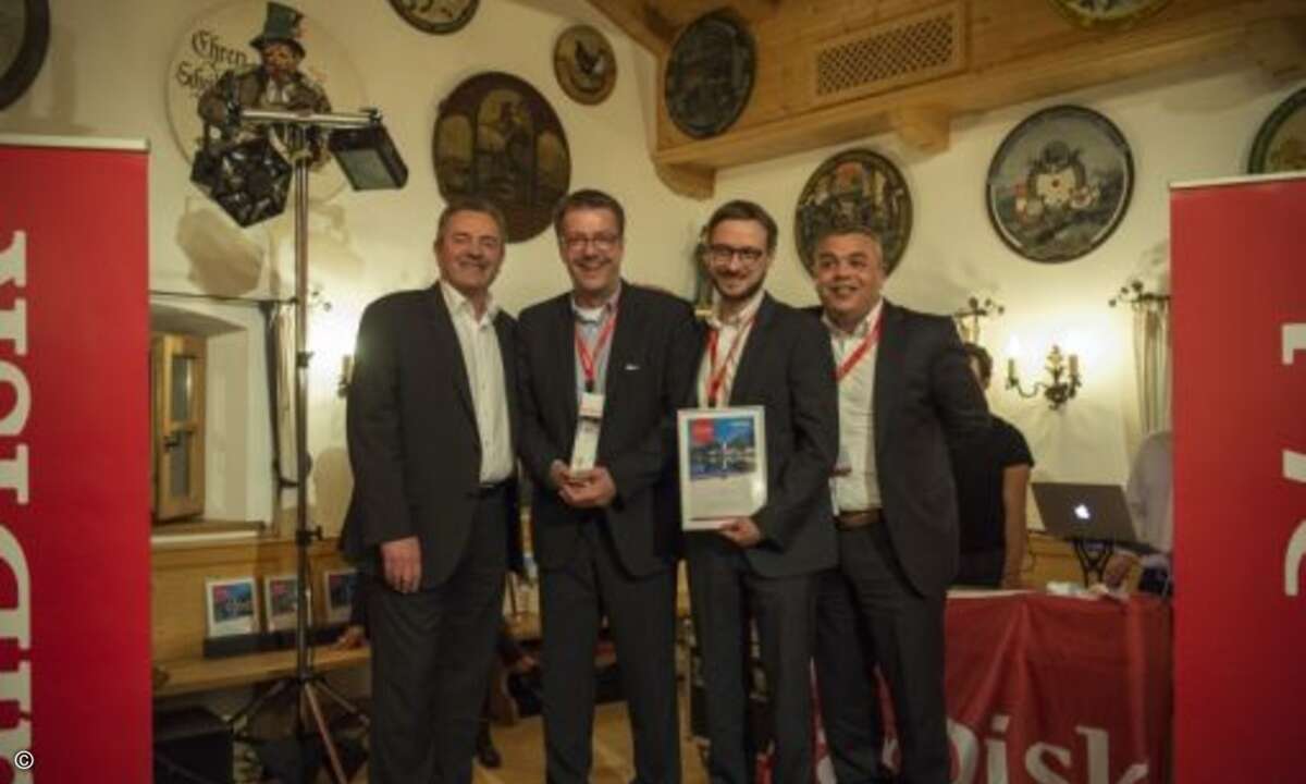 Andreas Hansen und Georg Klauser von Boston Server & Storage Solutions (Mitte) haben gut Lachen (Foto: Marcel Lämmerhirt / Sandisk)