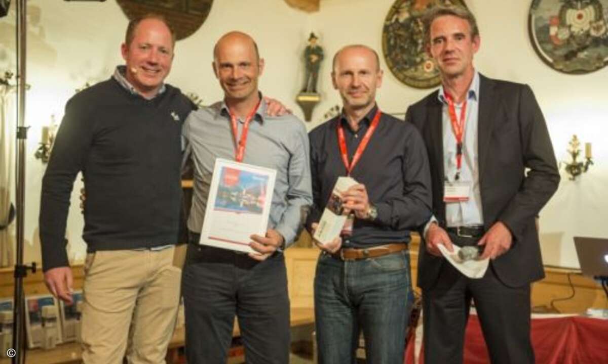 Marcel Tully und Roland Neuber von Duttenhofer (Mitte) mit ihrer Auszeichnung (Foto: Marcel Lämmerhirt / Sandisk)