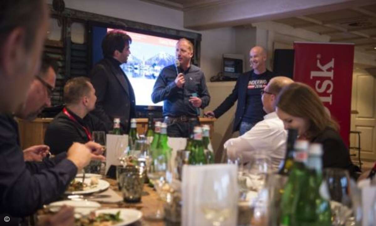 Die Abendveranstaltung lockerte das eingespielte Duo Professor Matthias Spörrle (TU München, l.) und Matthäus Hose (WEKA FACHMEDIEN, r.) mit einem ebenso interessanten wie unterhaltsamen Vortrag auf, wie Unternehmen den Kampf um die Aufmerksamkeit ih