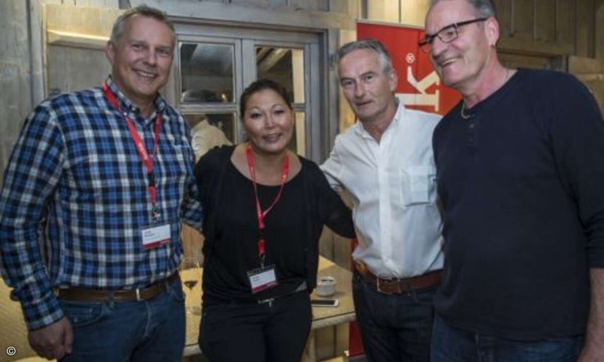 Miriam Franke und Neill Ewen von Sandisk eingerahmt von Jörg Reimann und Martin Ziegler von UFP (Foto: Marcel Lämmerhirt / Sandisk)
