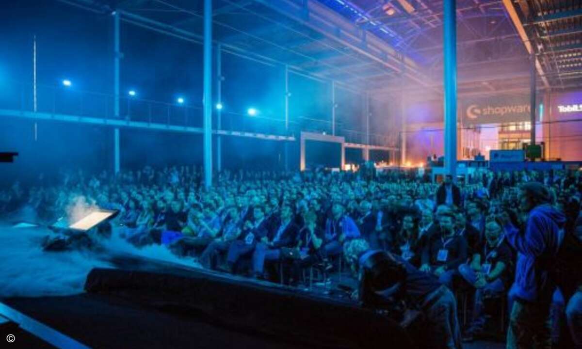 Das Publikum wartete gespannt auf die Keynote (Foto: Shopware)