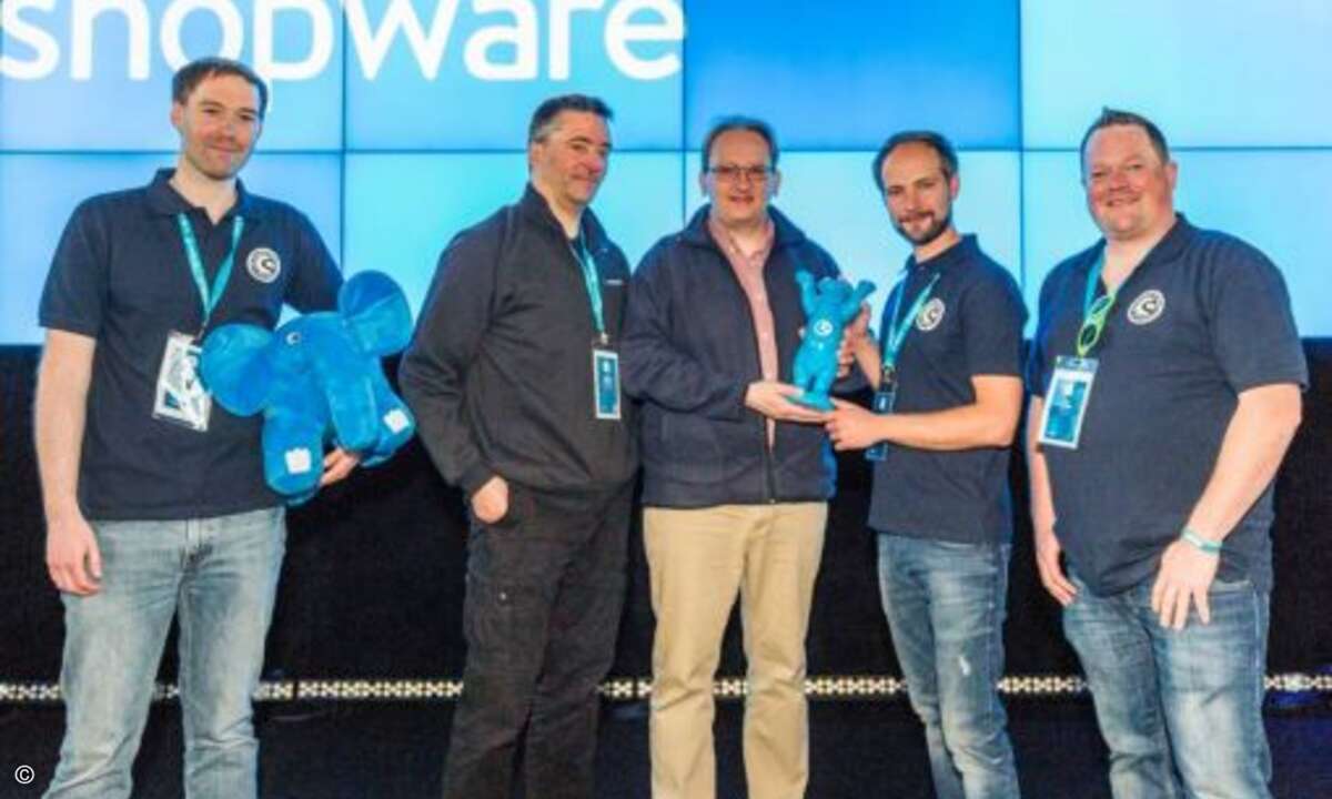 Björn Fengler (2.v.l.) und Peter Bauer(3.v.l.) von artstore-berlin.de überreichten Wiljo Krechting, Sebastian Hamann und Jan Kösters (von links) von der shopware AG einen Buddybären (Foto: Shopware)