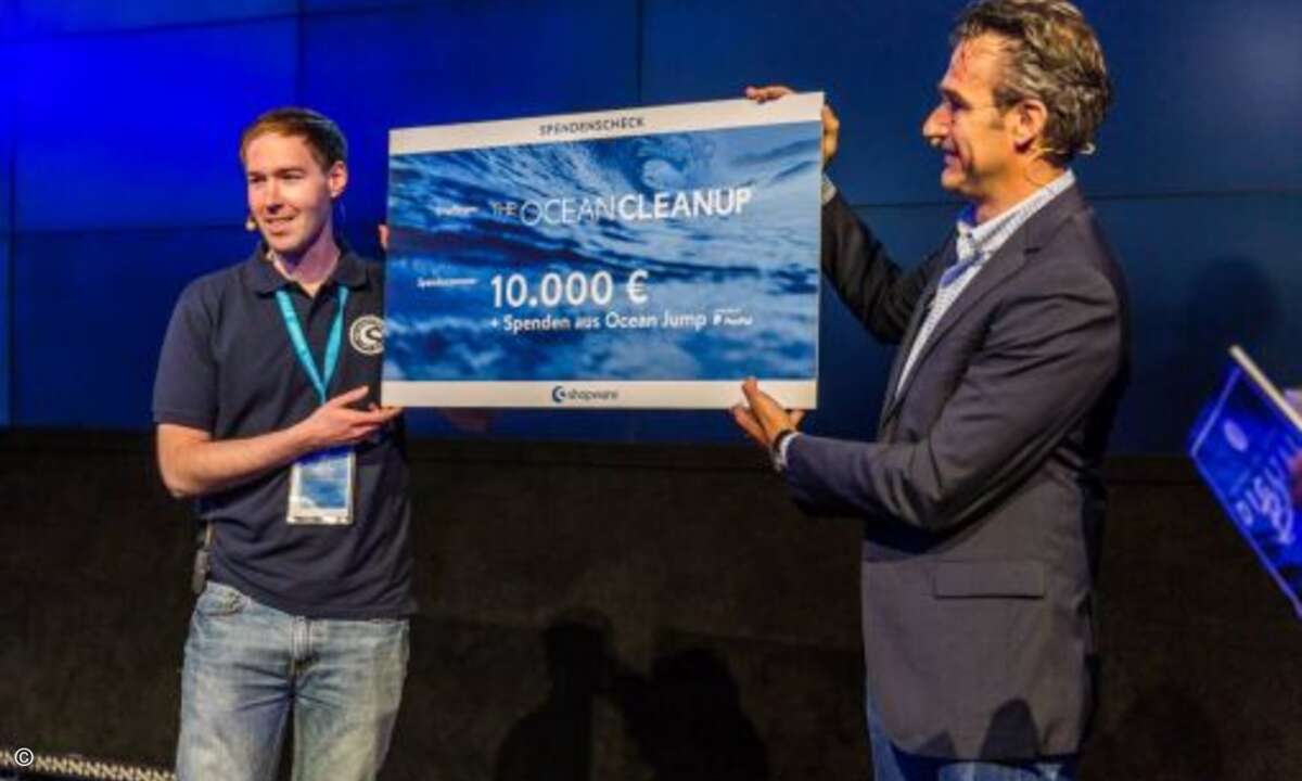 Wiljo Krechting (links, Shopware) überreichte Joost Dubois von The Ocean Cleanup Project den obligatorischen Spendencheck (Foto: Shopware)