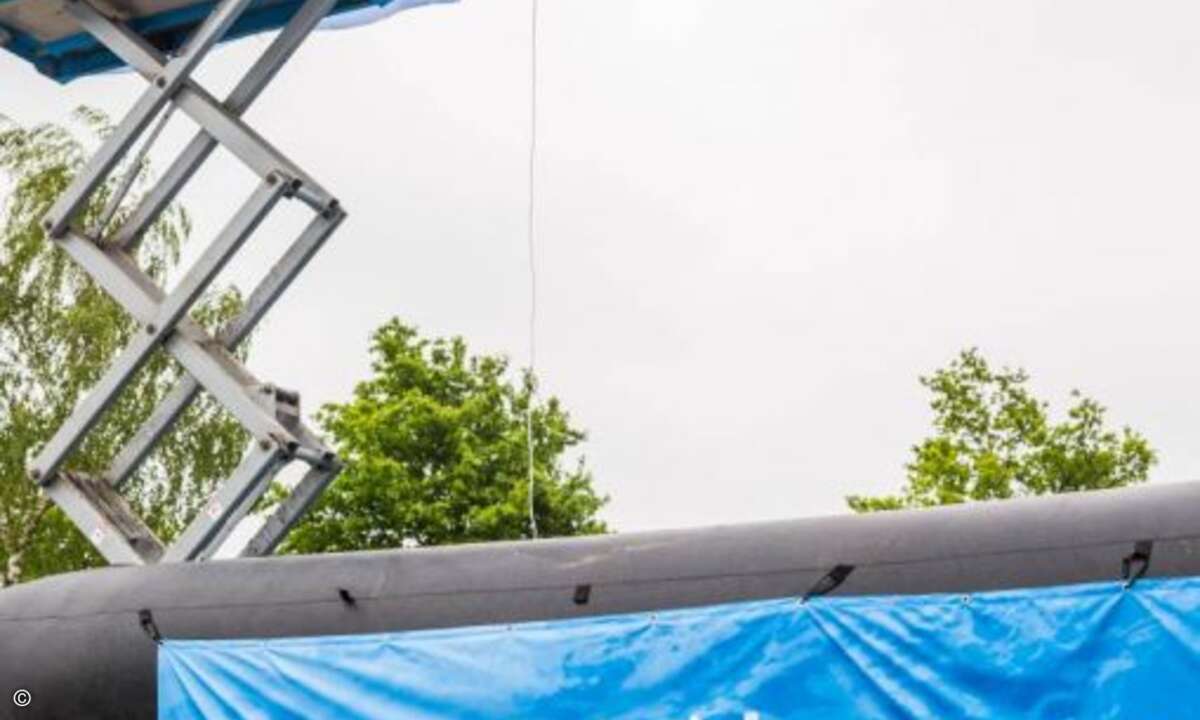 Niklas Kortüm (Shopware) wagt einen Sprung beim Shopware Ocean Jump powered by PayPal (Foto: Shopware)