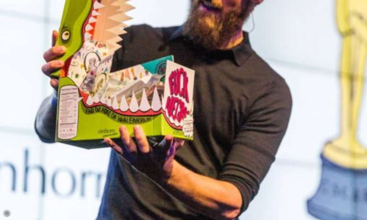 Philip Siefer stellte die kreativen Kondomverpackungen von einhorn.my vor (Foto: Shopware)