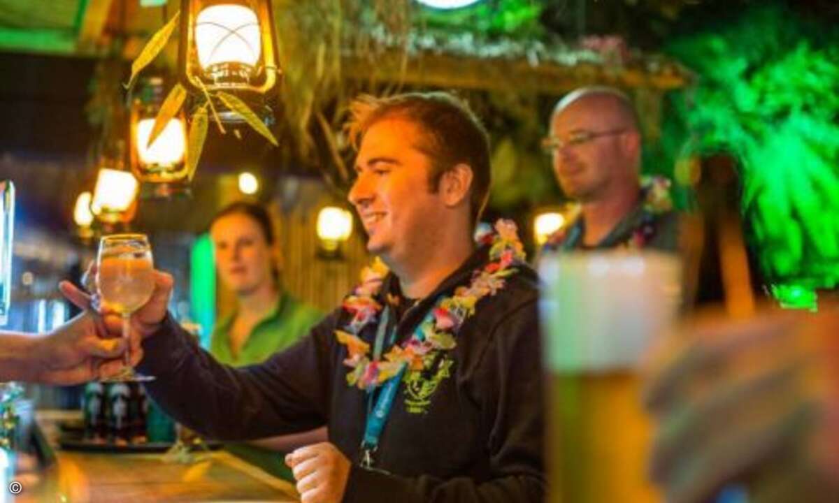 Thomas Lohner von ScaleCommerce holt sich eine Erfrischung an der Bar (Foto: Shopware)