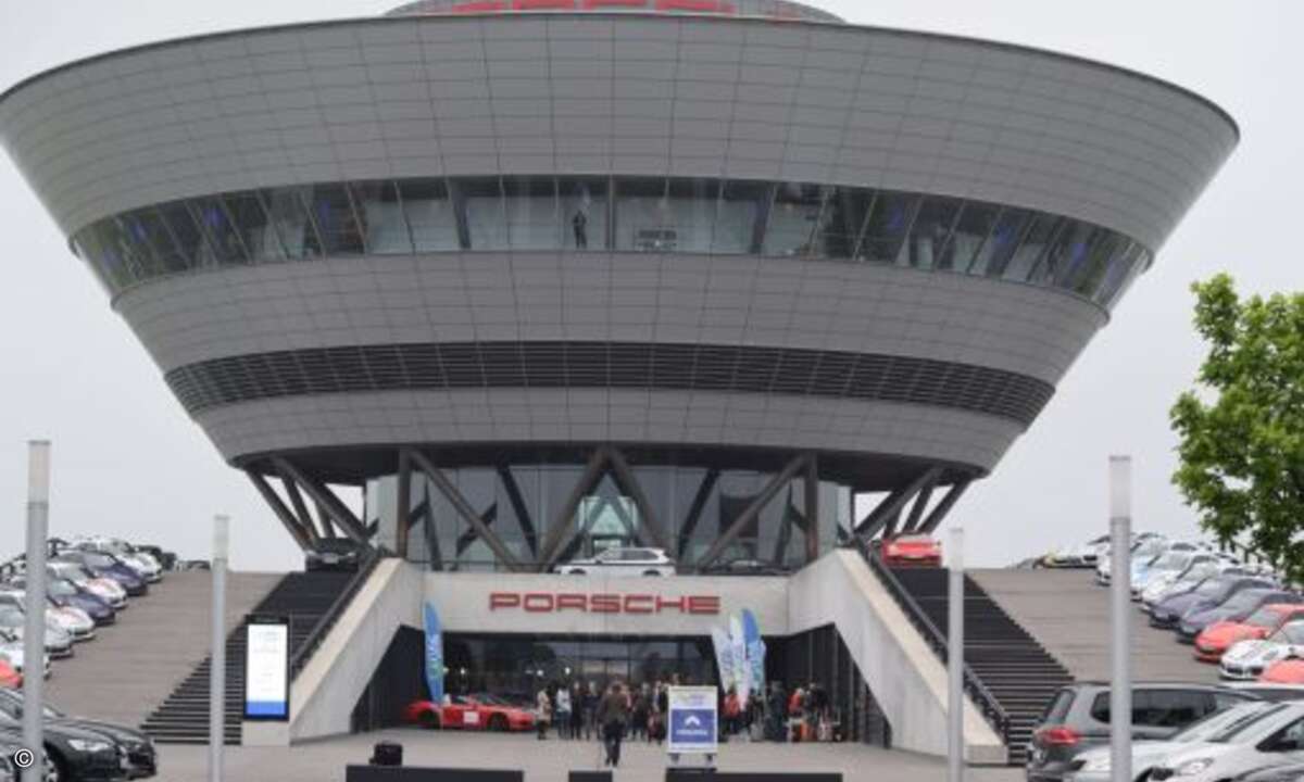Bluechip Live 2016: Rund 1.000 Gäste kamen ins Leipziger Porsche-Zentrum.