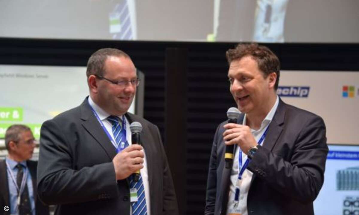 Langjährige Partnerschaft: Bluechip-Vorstand Wolf bekam zur Silberhochzeit eine Riesen-Torte von Dietmar Rohlf, General Manager Direct & Channel Sales CEUR bei Intel.