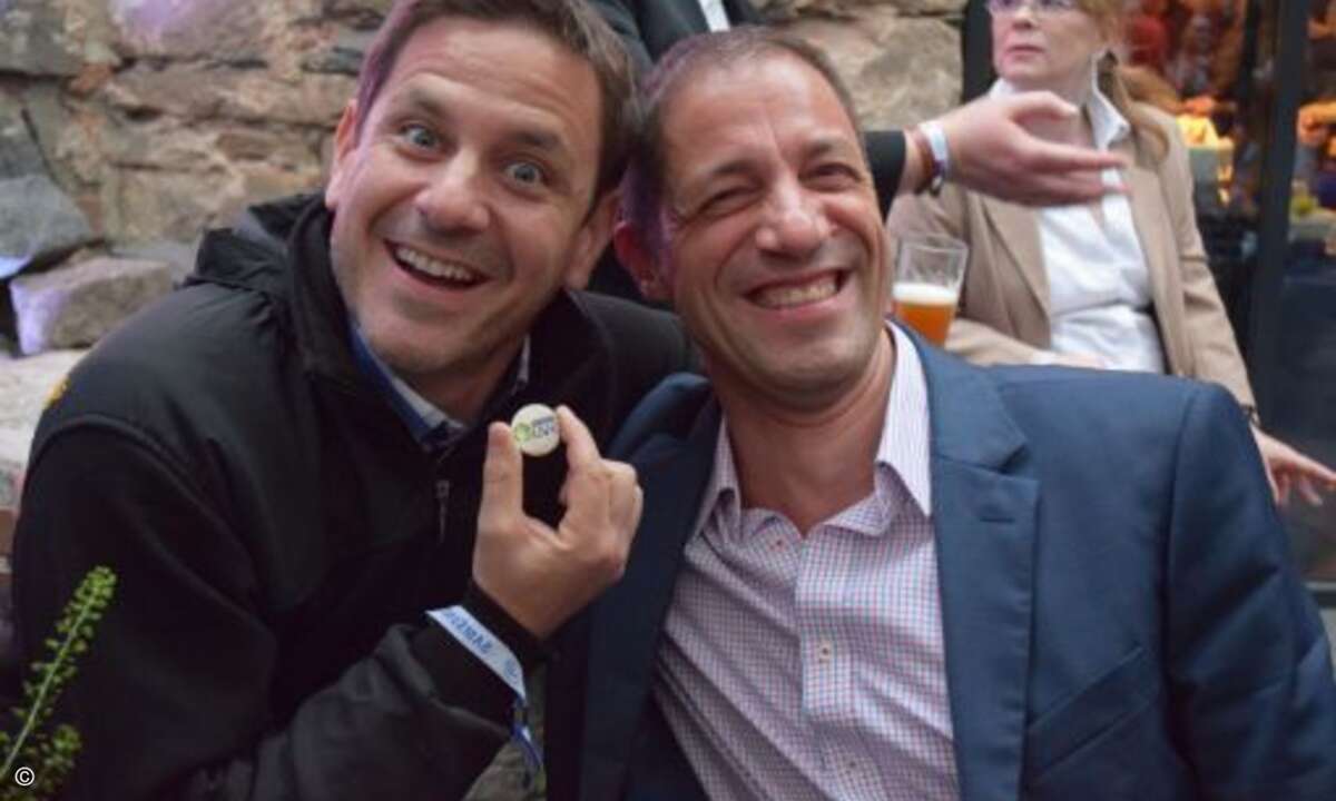Dankbarkeit kann so einfach sein: Mit einem Bluechip stehen Michael Krämer, Krämer IT (links) und Gerold Rehrmann, ALCASA Elektronik, nie wieder mittellos vor angeketteten Einkaufswagen.