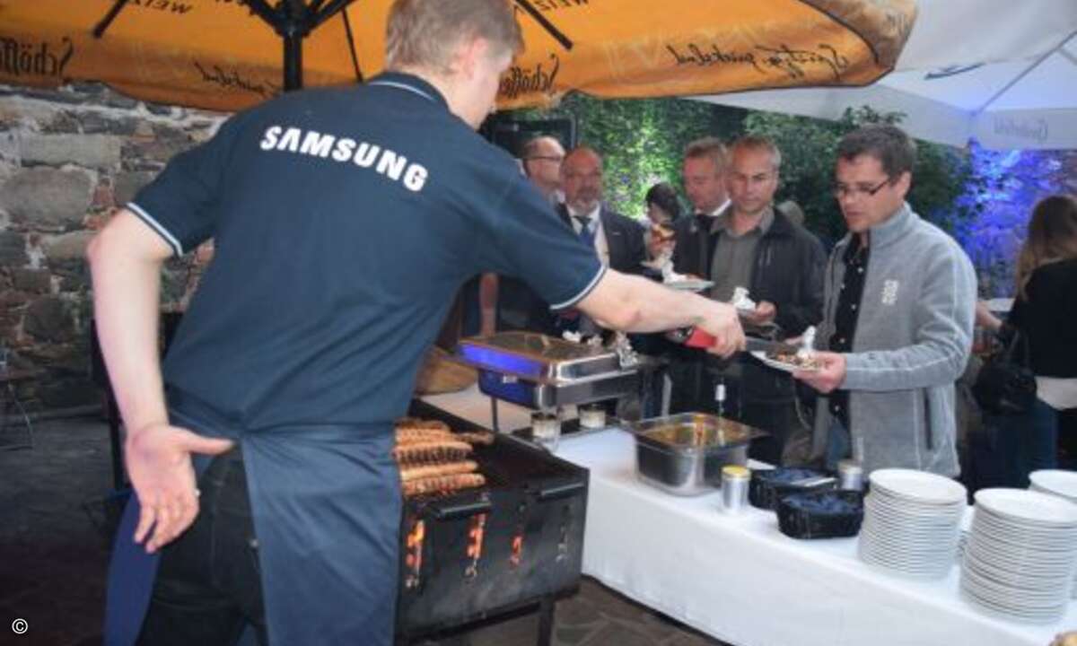 Grillmeister Samsung: Statt Smartphones Sausages vom Rost.
