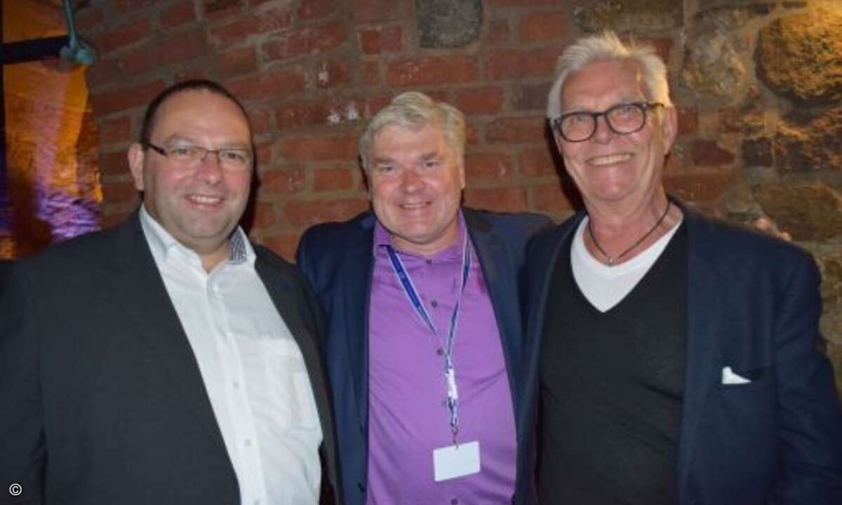 Gute Freunde: Hubert Wolf und Joachim Lubritz (Ex-Samsung, heute im Ruhestand, rechts) rahmen CRN-Chefredakteur Martin Fryba ein.