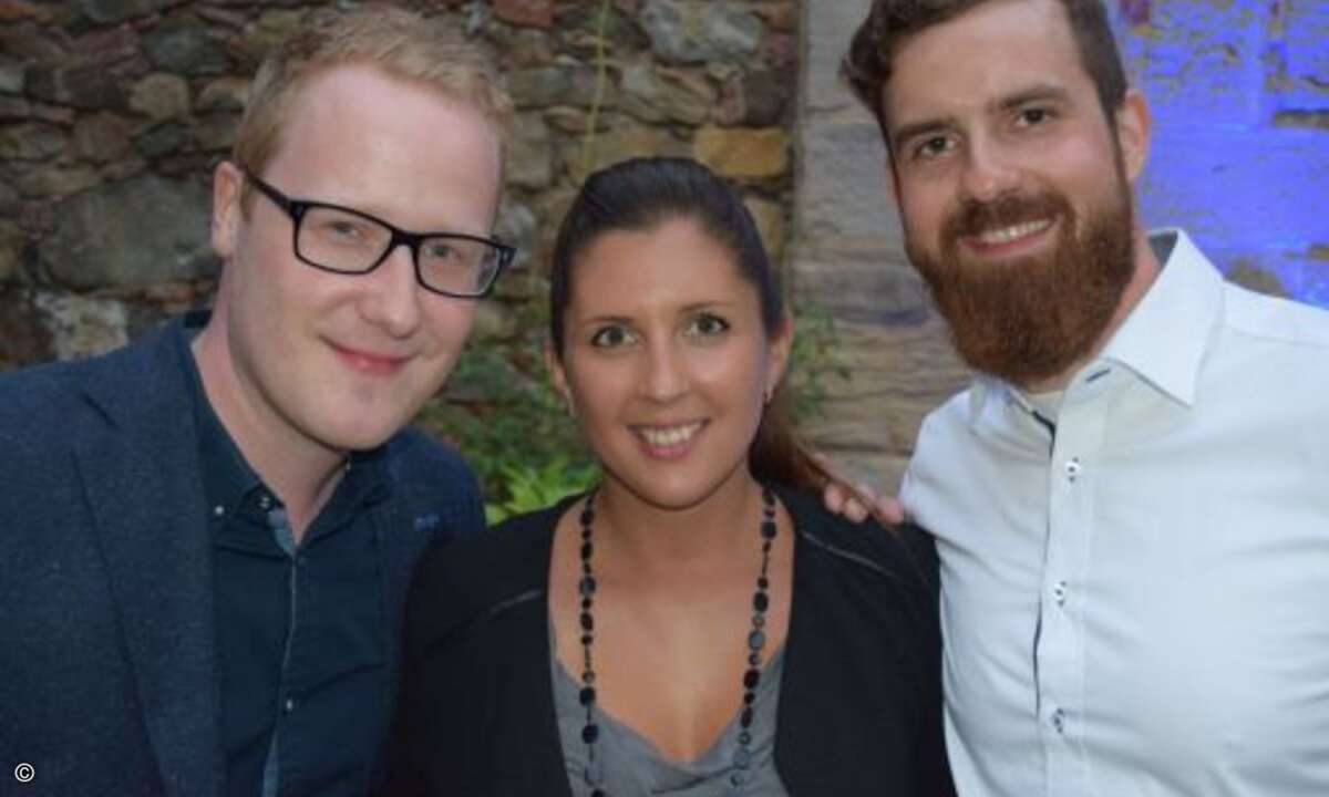 Bluechip-Hausmesse ist immer auch ein Treffpunkt der familiengeführten Distribution: Stefanie Mitlacher von Systeam mit ihrem Kollegen Leander Tischer (links) und Daniel Aßmann von Bluechip.