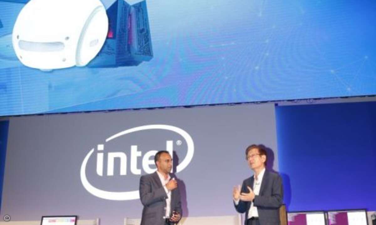 Navin Shenoy, Corporate Vice President and General Manager, Client Computing Group, Intel, und Asus-Chef Jonney Shih, präsentieren den Heimroboter »Zenbo« (Foto: Intel)