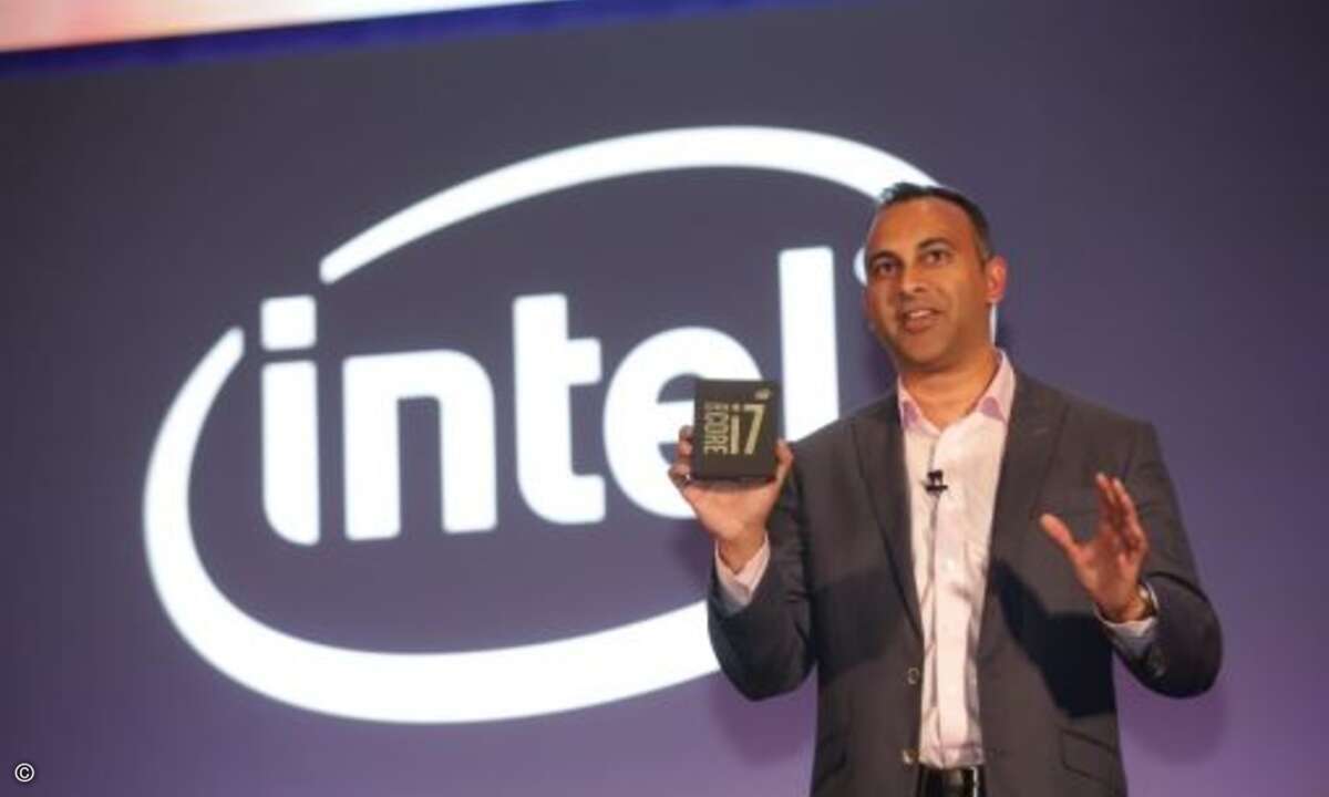 Navin Shenoy, Corporate Vice President and General Manager, Client Computing Group, Intel, zeigt den neuen Core i7-Chip Extreme-Edition - Intels ersten Desktop-Prozessor mit zehn Kernen (Bild: Intel)