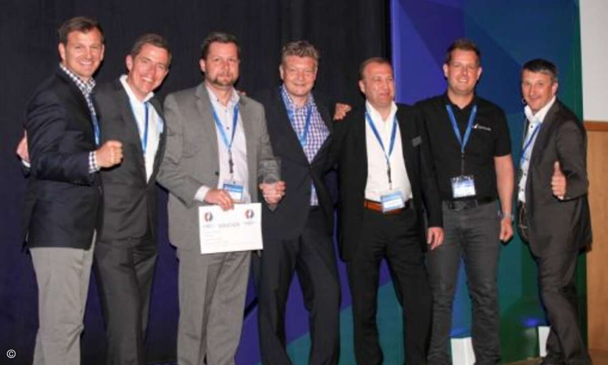 Der »Partner of the Year«-Award ging an das deutsche Systemhaus Netz16, hier vertreten durch Michael Andresh (3.v.l.), der vom Barracuda-Team (Michael Hughes, Chris Ross, Michael Zajusch, Gunther Mayrhofer, Sascha Breitzke und Markus Walcher) eingera