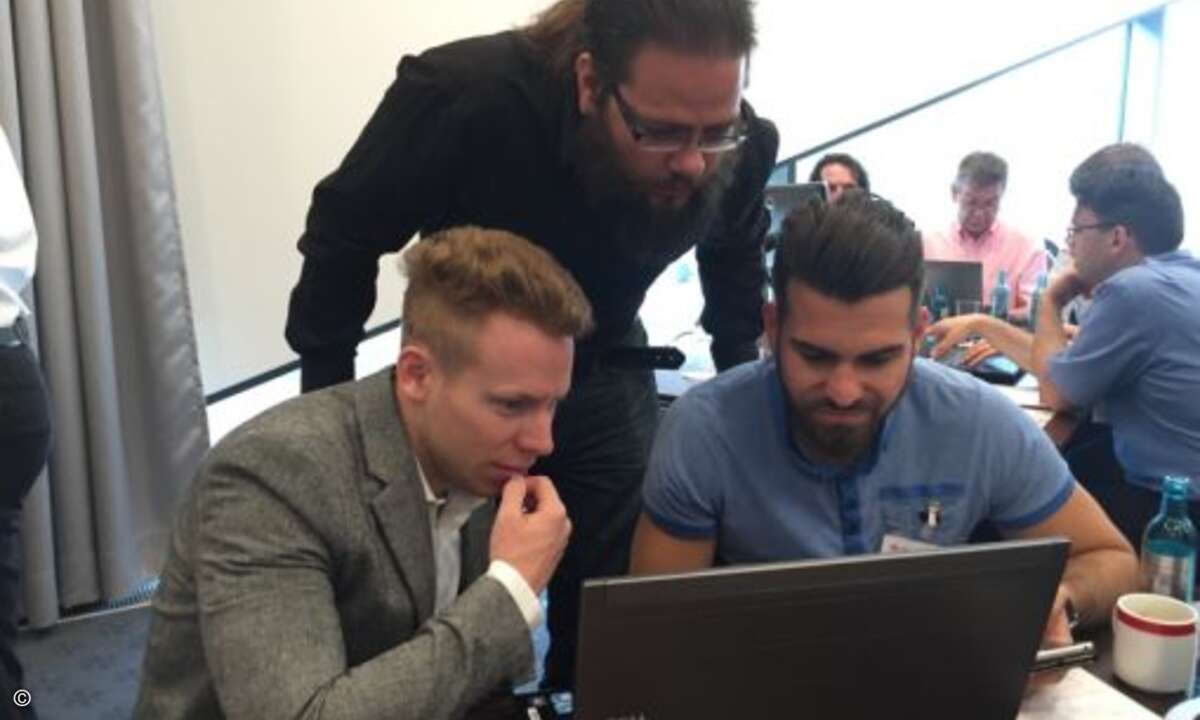 Stefan Peter von Recretix schaut Jens Spielberg und Andreas Papadaniil von Antauris über die Schulter (Foto: Trend Micro)