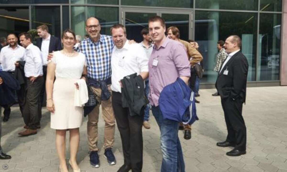 Alexandra Arnold von Trend Micro mit Christian Gäbel, Dennis Grüschow und Tobias Hölzen von der pco GmbH vor dem Aufbruch zur Hafenrundfahrt (Foto: Trend Micro)