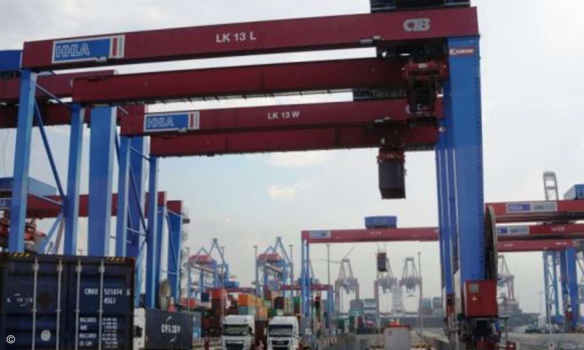 Bei der Hafentour gab es die Gelegenheit, die riesigen Container-Terminals aus der Nähe zu bestaunen (Foto: Trend Micro)