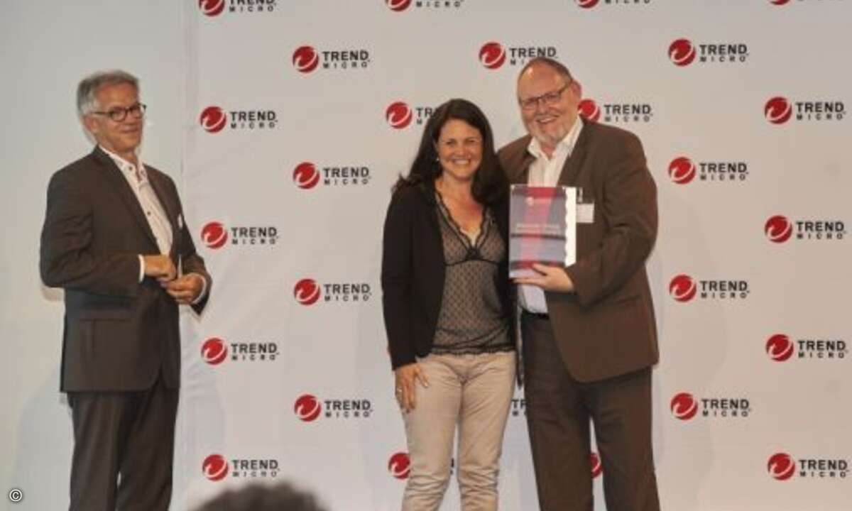 Juergen Kerstan von Westcon (rechts) freut sich über den von Ciara Feeny überreichten Award für den besten Distributor (Foto: Trend Micro)