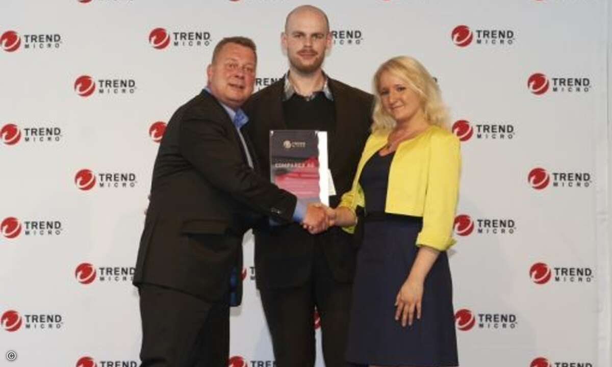 Thorsten Zank gratuliert David Preinl und Tanja Schöffmann von Comparex zum Award im Bereich »Complete User Protection« (Foto: Trend Micro)