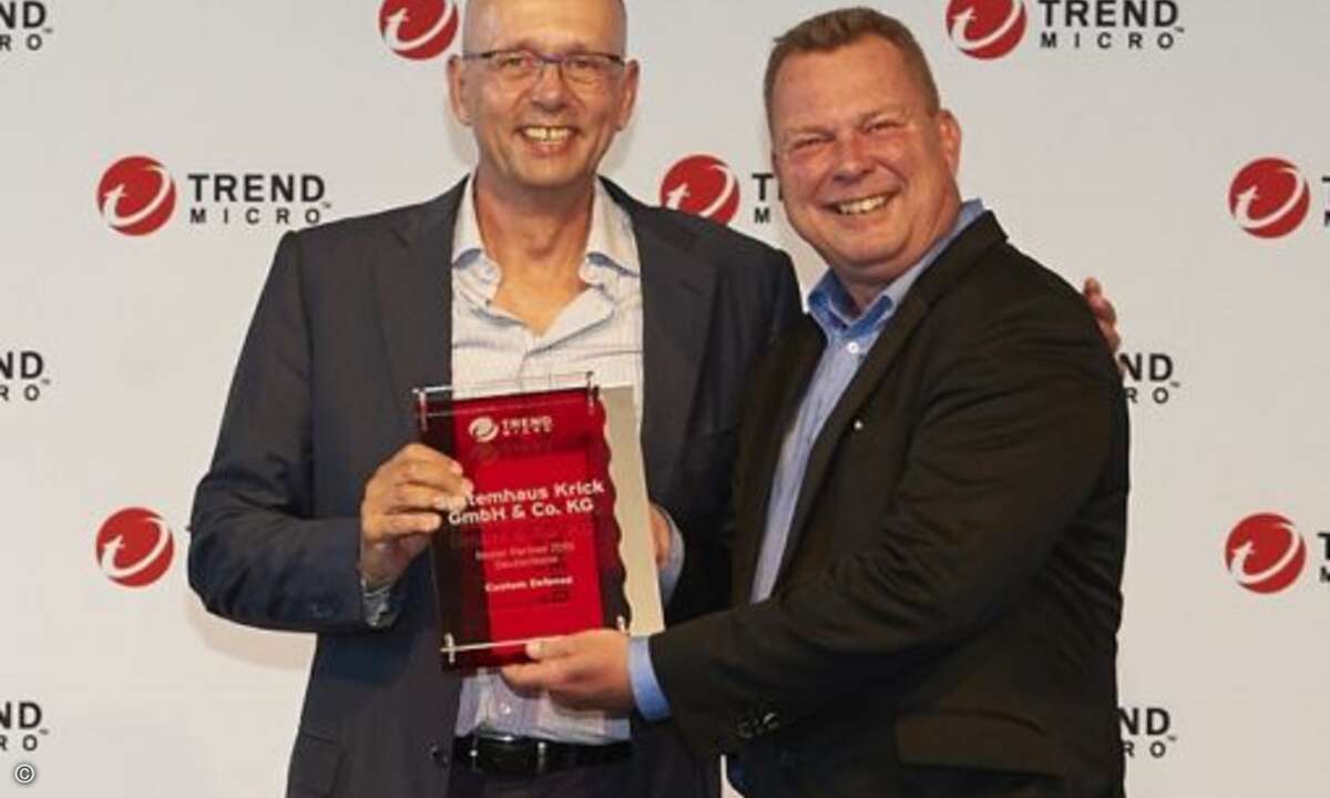 Das Systemhaus Krick wurde als bester Partner für »Custom Defense« ausgezeichnet, hier bekommt Robert Krick von Trend Micros Thorsten Zank den Award überreicht (Foto: Trend Micro)