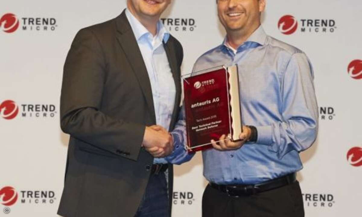 Kay Bandemer von Trend Micro (rechts) gratuliert Erwin Leichter von Antauris zum »Best Technical Partner Network Defense«-Award (Foto: Trend Micro)