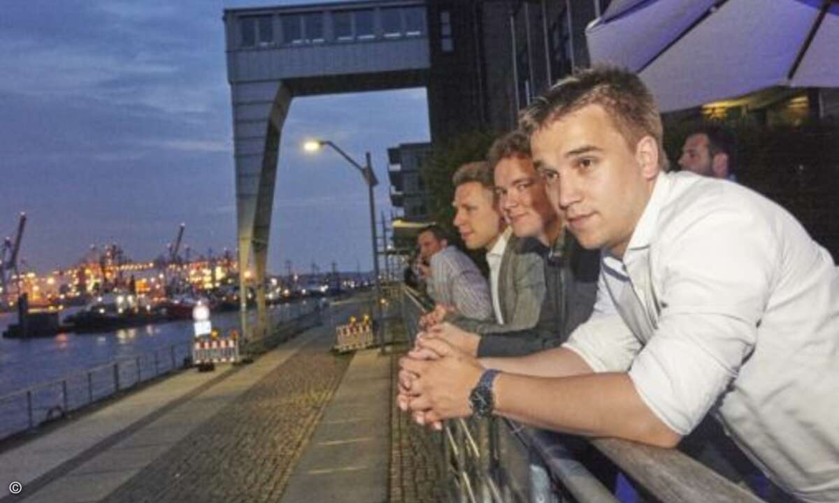 Blick über die Elbe zum nächtlich erleuchteten Hamburger Hafen (Foto: Trend Micro)