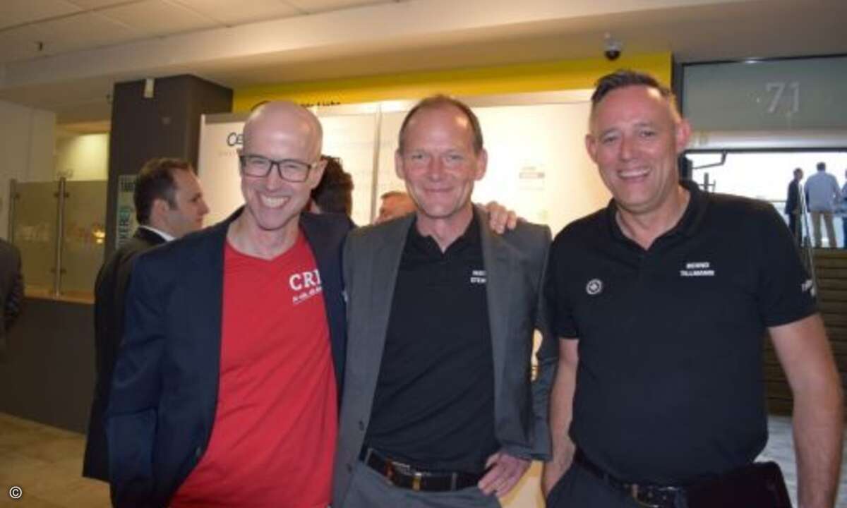 (v. links) Matthäus Hose, Verlagsleiter WEKA-FACHMEDIEN, mit den Gastgebern der Tarox Inside-Messe, Matthias Steinkamp und Bernd Tillmann (Bild: CRN)