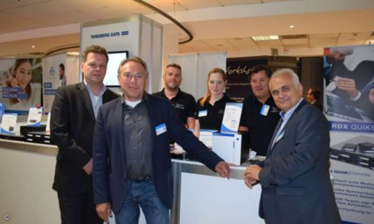 Andreas Arndt (links), neuer Sales Direktor bei Tandberg Data, mit seinem Stand-Team (Bild: CRN)