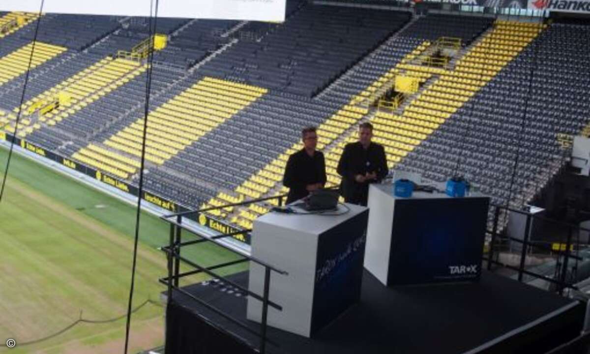Die Vorträge fanden im Stadionrund statt: Sebastian Moronczyk von Tarox und Gary Hilgemann von Connectlounge (Bild: CRN)