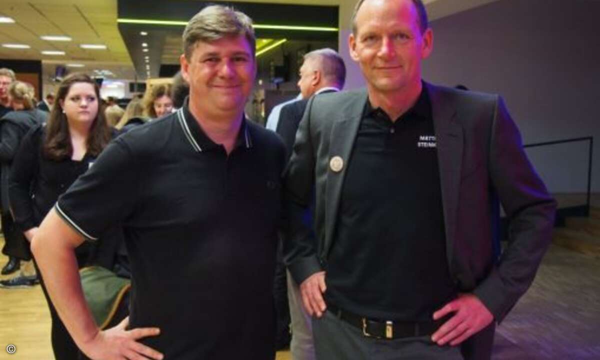 Samba Schulte in CRN-Schwarz und Matthias Steinkamp in Tarox-Schwarz auf der Abendveranstaltung im Dortmunder Stadion (Bild: CRN)