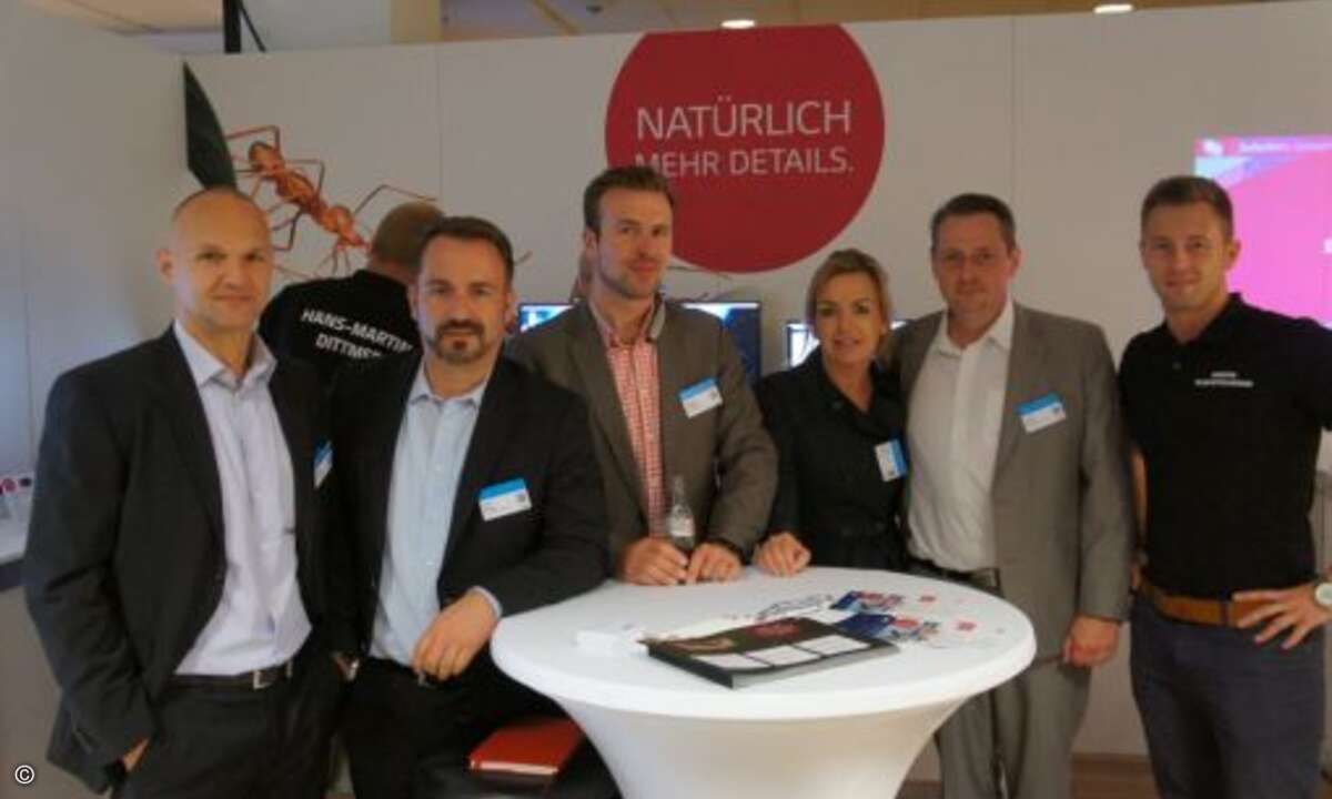 Michael Vorberger (LG), Timo White (LG), Philipp Waloßek (LG), Carolin Schlüter (CRN),Frank Sander (LG) und Dimitri Schewtschenko (Tarox) (Bild: CRN)