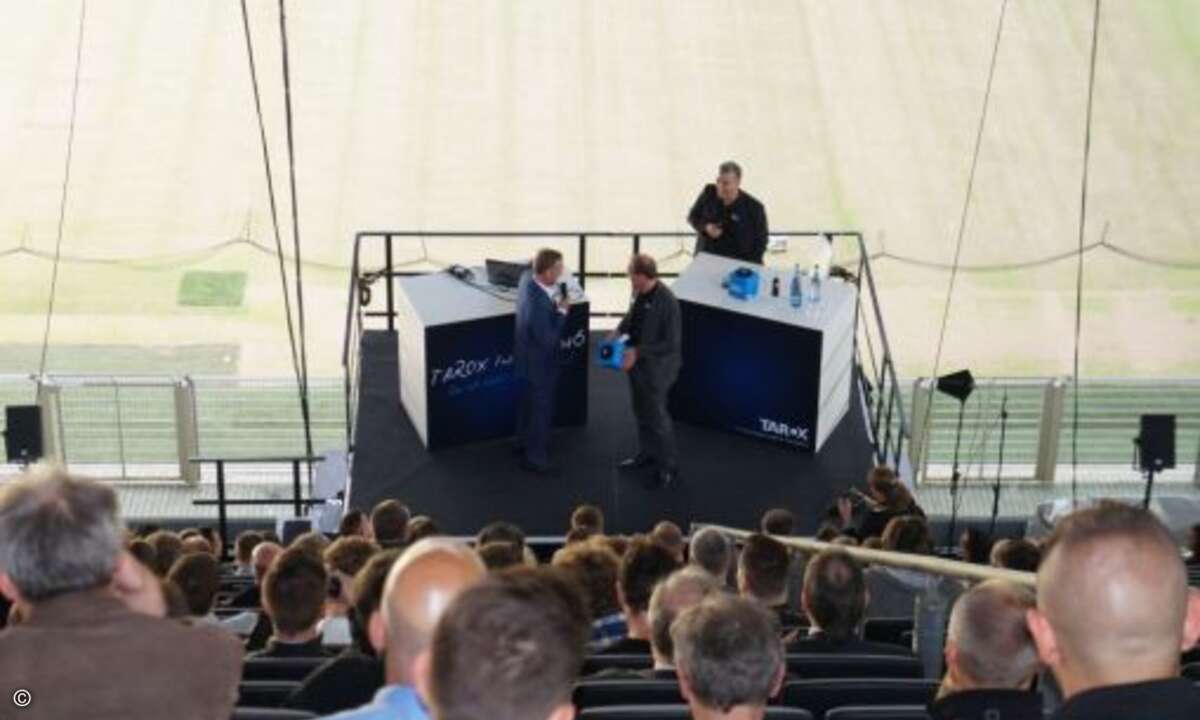 BVB-Chef Hans-Joachim Watzke unterhielt als Stargast auf der Tarox-Stadionbühne die Messebesucher (Bild: CRN)