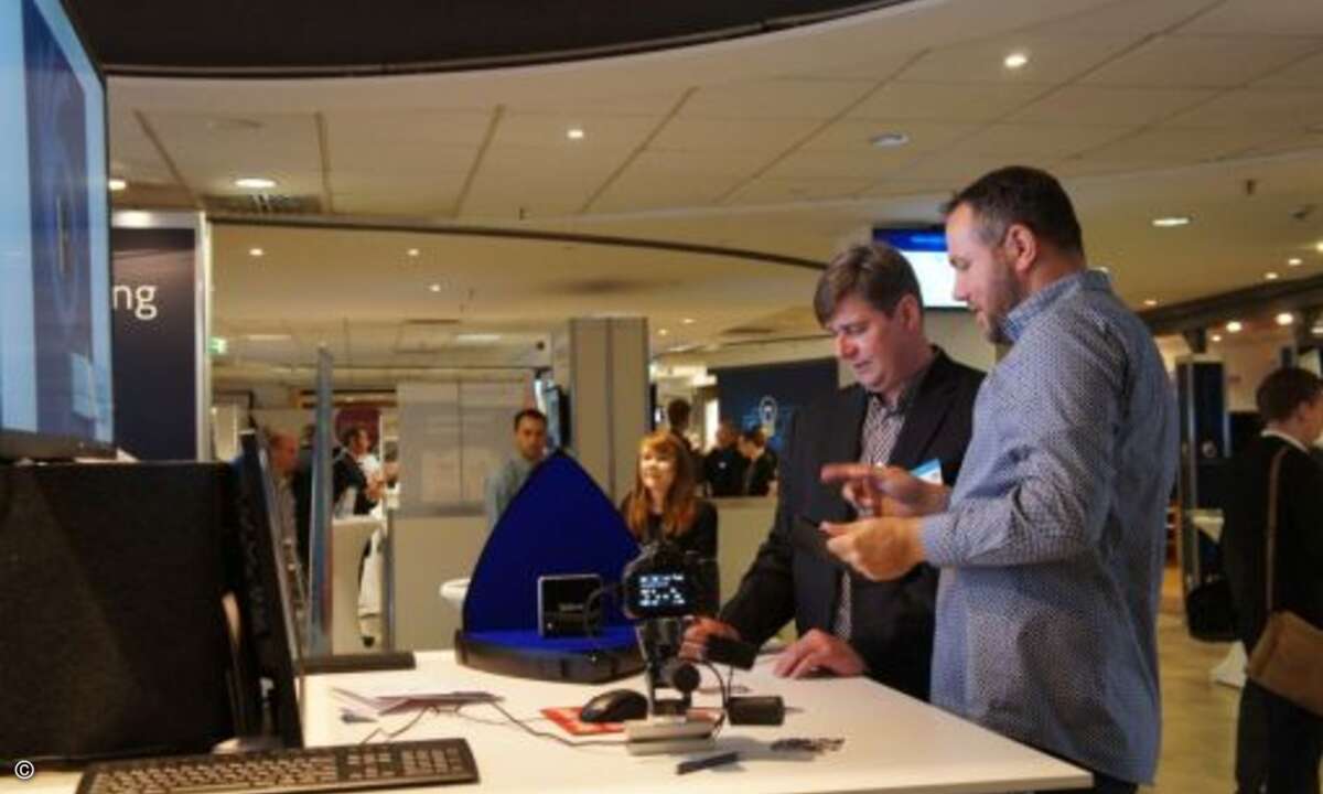 Thomas Schwabe von Scanblue (rechts) demonstriert CRN die Stärken der hauseigenen 3D-Scanning-Lösung (Bild: CRN)