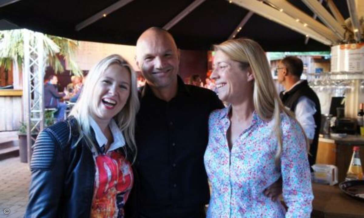 Stilechte Bluse in Deutschland-Farben: Janna Grosse vom USV-Hersteller Unit mit Michael Vorberger von LG (Bild: CRN)