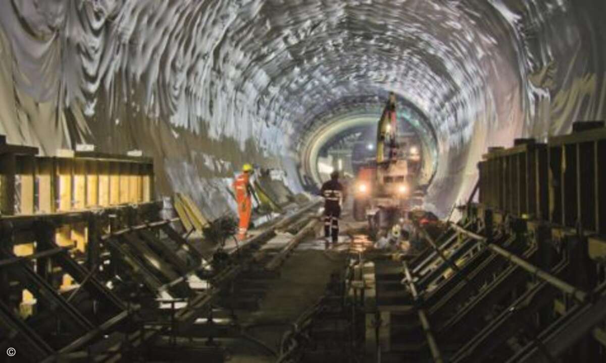 Für den 800 m tiefen Aufzug im „Zwischenangriff Sedrun“ hat ABB das komplette Antriebssystem (ACS 6000) und den Synchronmotor geliefert. Der Aufzug befördert Ausbruch, Baumaterial, Personen und Maschinen. Ebenfalls in Sedrun hat ABB ein Pumpsystem sa