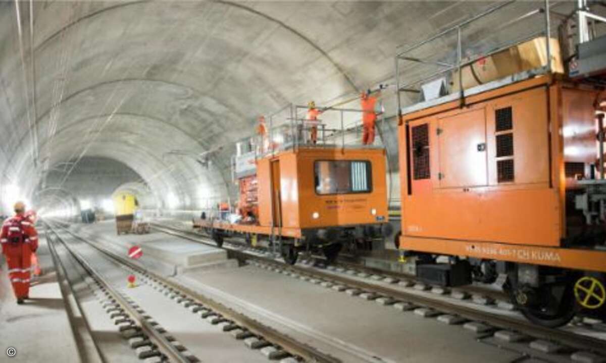 Blick auf die Arbeiten an der Fahrleitung. (Foto: Alptransit)