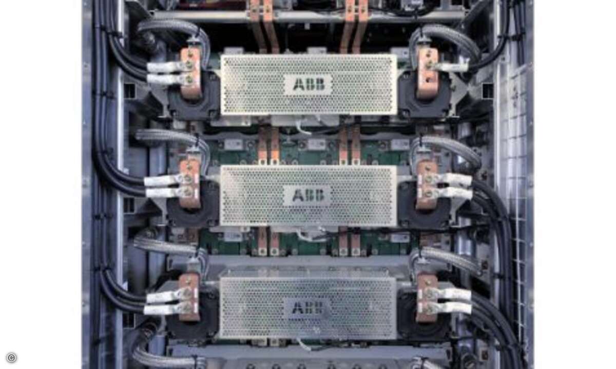 Leistungsmodule für energieeffiziente Traktionsumrichter, wie sie in modernen Zügen zum Einsatz kommen... (Foto: ABB)