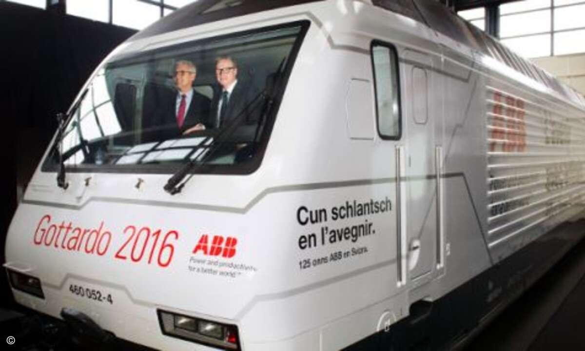 SBB CEO Andreas Meyer, CEO von SBB und Ulrich Spiesshofer, CEO von ABB, in einer RE 460 im ABB-Design. Mit Retrofits von ABB kann die Energieeffizienz und Zuverlässigkeit dieser Lokomotiven erhöht und die Lebensdauer um 20 Jahre erweitert werden. So