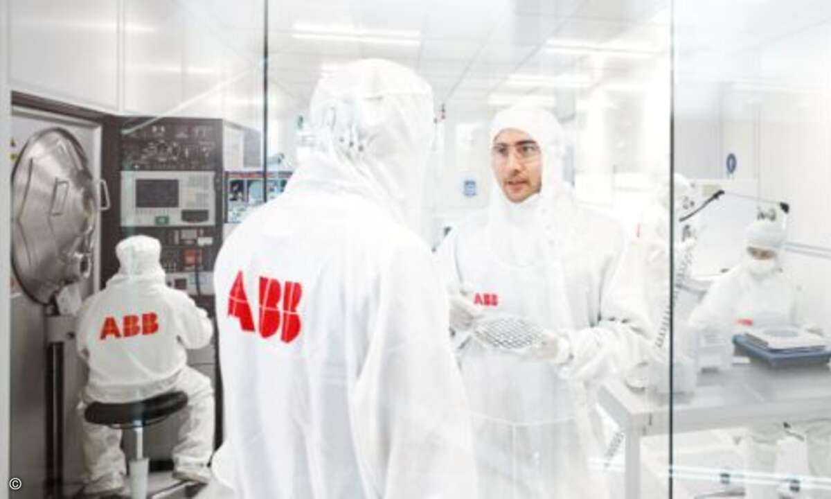 In den Reinräumen des Werks Lenzburg entstehen Leistungshalbleiter wie Thyristoren und IGBTs, die das Herz sowohl der Infrastruktur-Einrichtungen im Tunnel als auch der Traktionsumrichter moderner Züge bilden. (Foto: ABB)