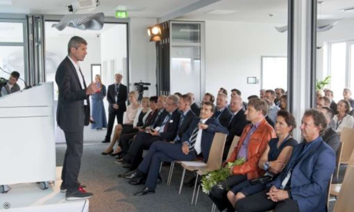 Der frühere Fußballschiedsrichter Dr. Markus Merk erklärt, wie Führungskräfte und Mitarbeiter kompakt im Team stehen und sichere Entscheidungen treffen (Foto: Eset)