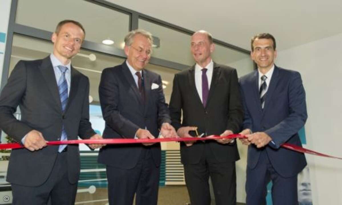 Eset-CEO Richard Marko, der slowakische Botschafter Peter Lizák, der thüringische Wirtschaftsminister Wolfgang Tiefensee und Stefan Thiel, Country Manager für Deutschland bei Eset, eröffnen die neue DACH-Zentrale des Sicherheitsspezialisten (Foto: E